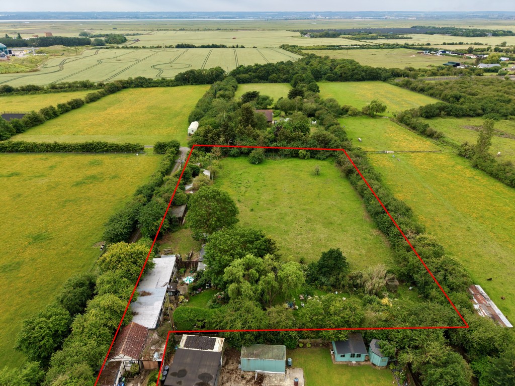 Lot: 84 - BUNGALOW ON LARGE PLOT WITH STABLE AND PADDOCK OFFERING POTENTIAL - Aerial view looking south west